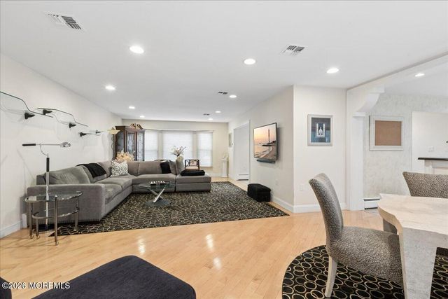 5 Crown Court, Manalapan, NJ 07726