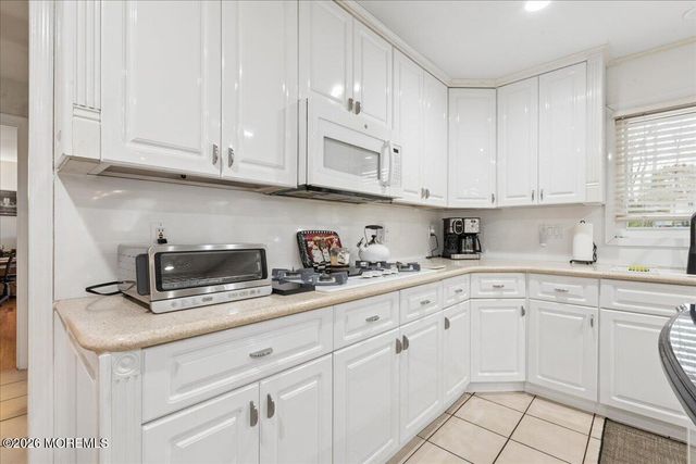 5 Crown Court, Manalapan, NJ 07726