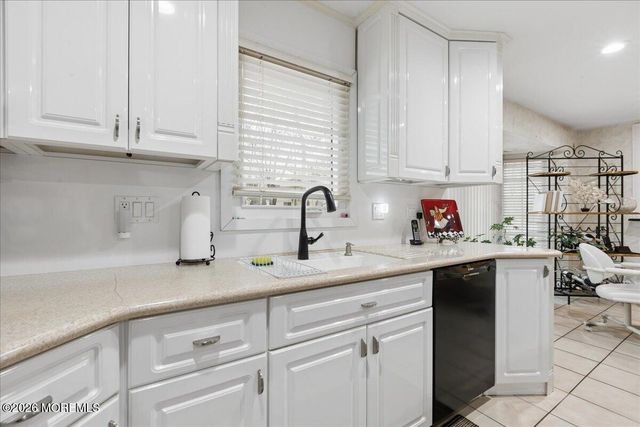 5 Crown Court, Manalapan, NJ 07726