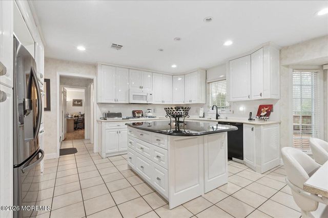 5 Crown Court, Manalapan, NJ 07726