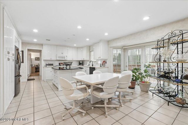 5 Crown Court, Manalapan, NJ 07726