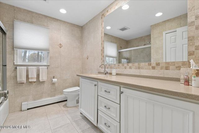 5 Crown Court, Manalapan, NJ 07726