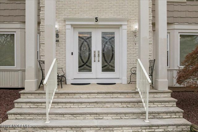 5 Crown Court, Manalapan, NJ 07726