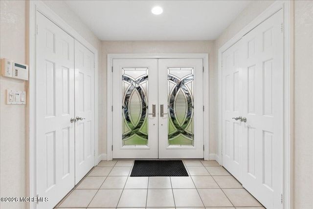 5 Crown Court, Manalapan, NJ 07726