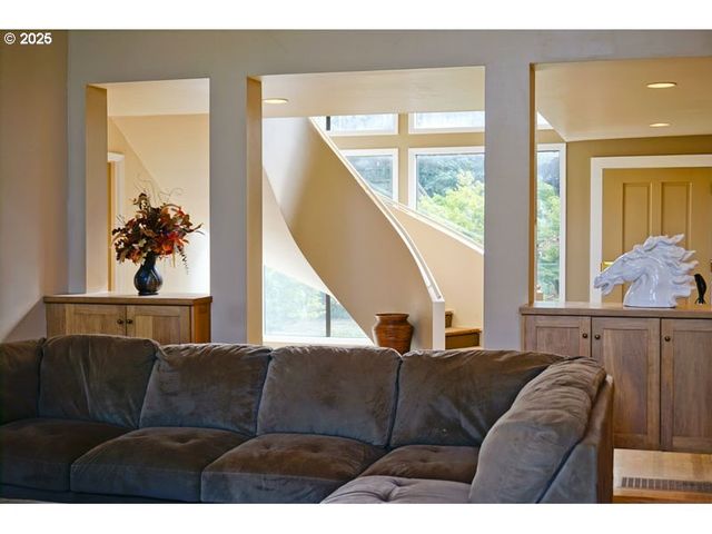 20959 S SPRINGWATER Rd, Estacada, OR 97023