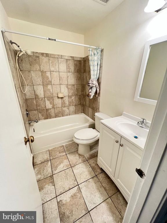 Image 12 of property listing at 4504 BLUE JAY CT, Woodbridge, VA 22193