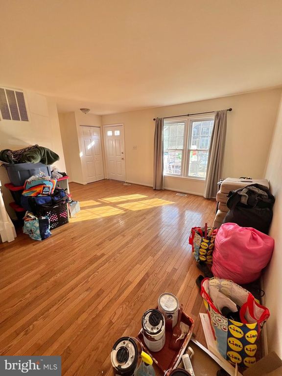 Image 2 of property listing at 4504 BLUE JAY CT, Woodbridge, VA 22193