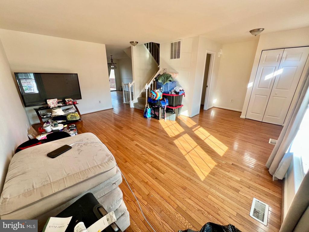 Image 3 of property listing at 4504 BLUE JAY CT, Woodbridge, VA 22193