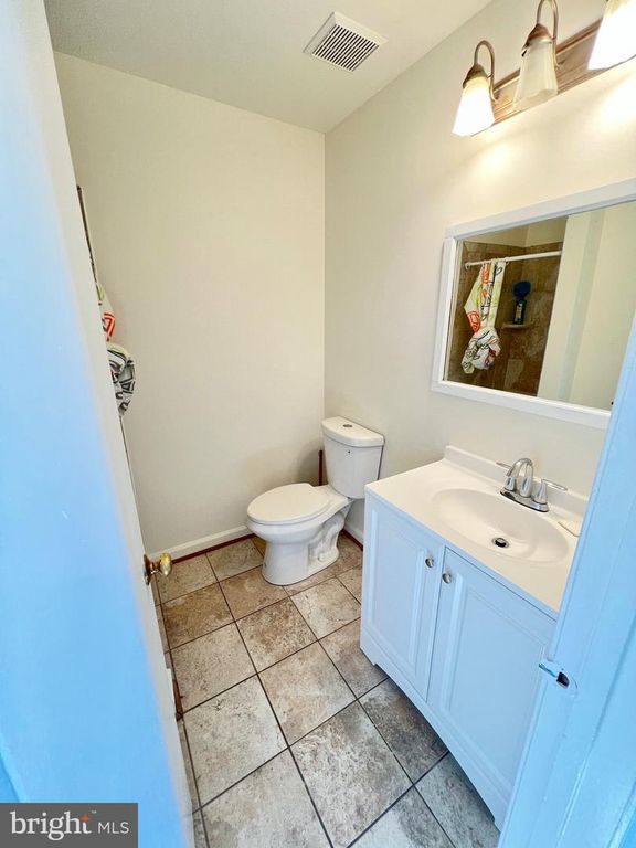 Image 8 of property listing at 4504 BLUE JAY CT, Woodbridge, VA 22193