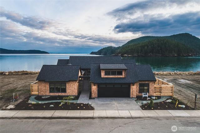 2215 Skyline Way, Anacortes, WA 88221