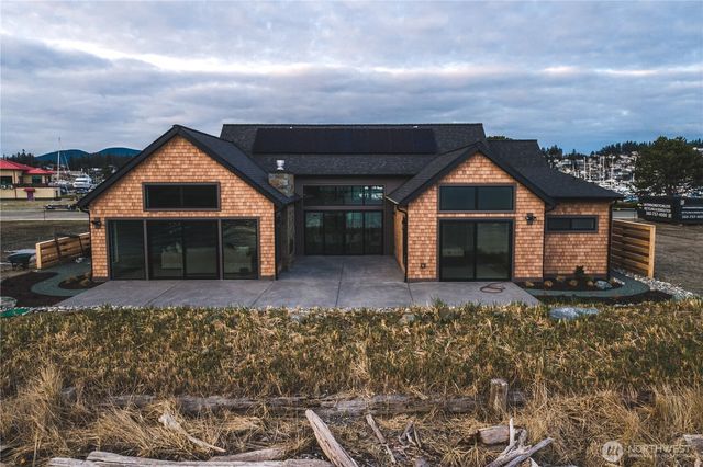 2215 Skyline Way, Anacortes, WA 88221