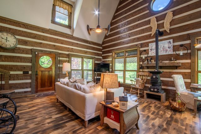 102 Highwater Rd, Waverly, TN 37185