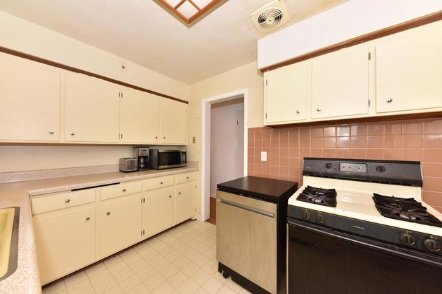 W170N9340 Woodlawn DRIVE, Menomonee Falls, WI 53051