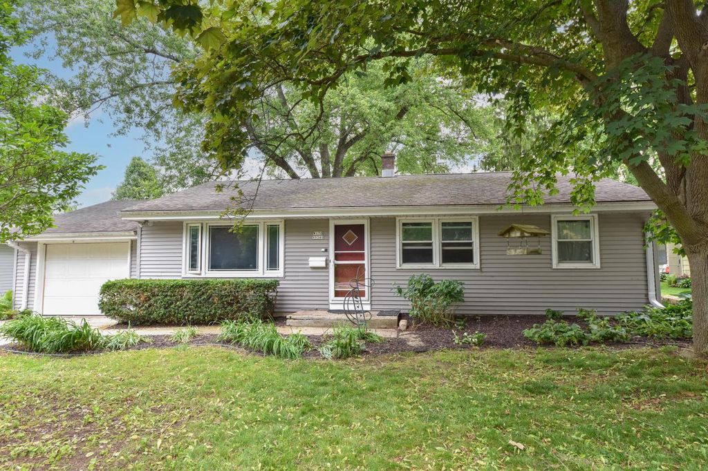 W170N9340 Woodlawn DRIVE, Menomonee Falls, WI 53051