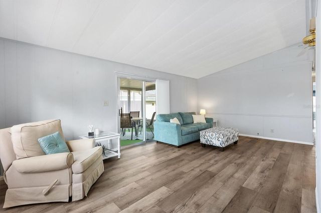 724 ROYAL PALM AVENUE, Lady Lake, FL 32159