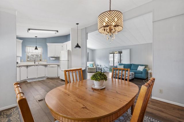 724 ROYAL PALM AVENUE, Lady Lake, FL 32159