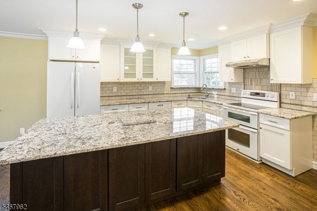 16 Chester Pl, Chester Twp., NJ 07930