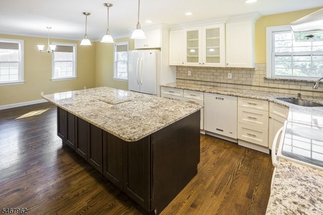 16 Chester Pl, Chester Twp., NJ 07930