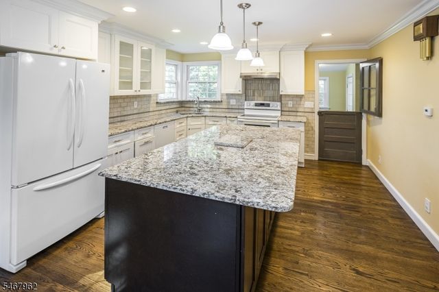16 Chester Pl, Chester Twp., NJ 07930