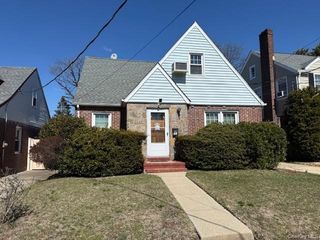 11 Purdy Court, Rockville Centre, NY 11570