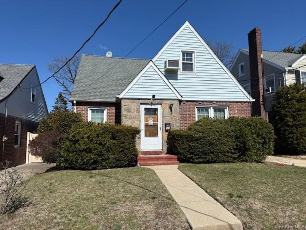 11 Purdy Court, Rockville Centre, NY 11570