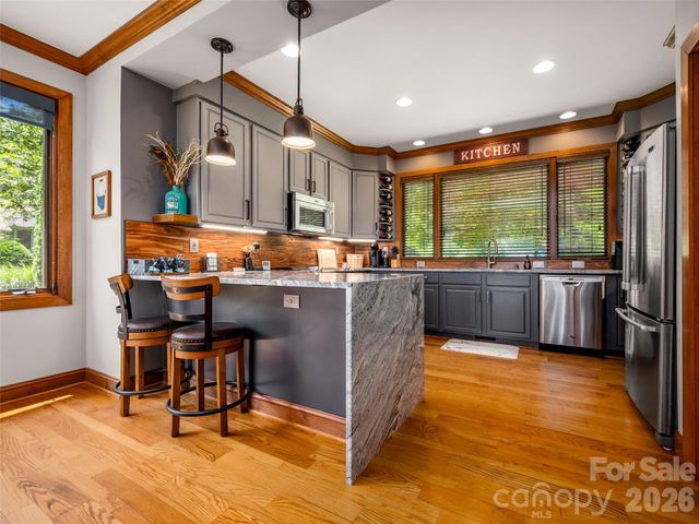 2 Meadow Ridge Lane, Hendersonville, NC 28739