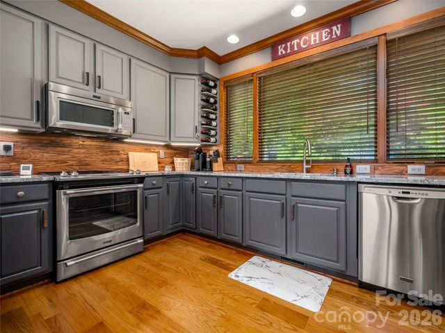 2 Meadow Ridge Lane, Hendersonville, NC 28739