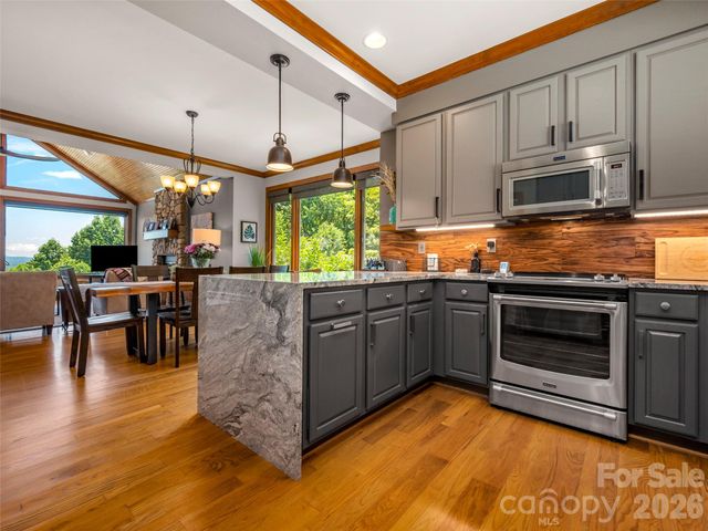 2 Meadow Ridge Lane, Hendersonville, NC 28739