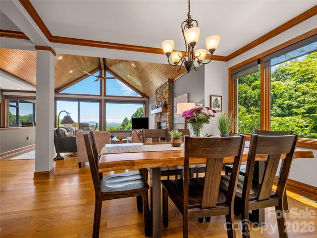 2 Meadow Ridge Lane, Hendersonville, NC 28739