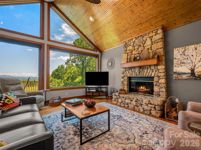 2 Meadow Ridge Lane, Hendersonville, NC 28739