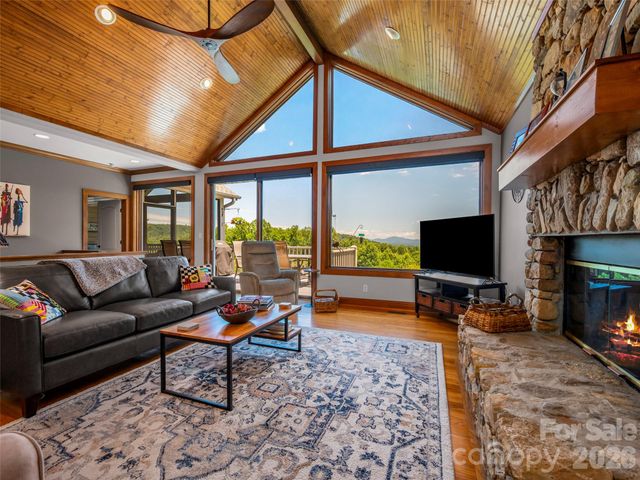 2 Meadow Ridge Lane, Hendersonville, NC 28739