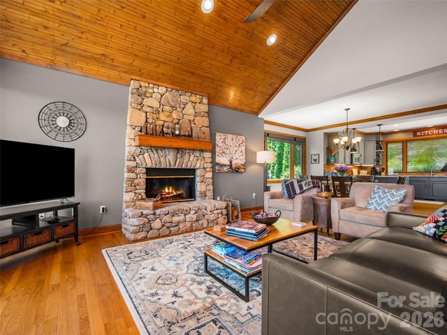 2 Meadow Ridge Lane, Hendersonville, NC 28739