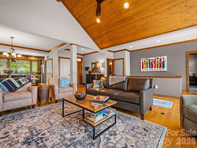 2 Meadow Ridge Lane, Hendersonville, NC 28739
