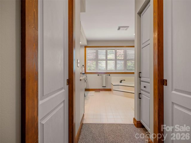 2 Meadow Ridge Lane, Hendersonville, NC 28739
