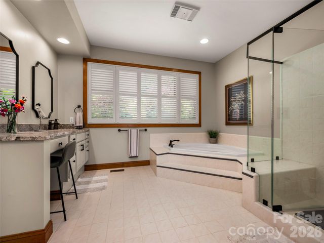 2 Meadow Ridge Lane, Hendersonville, NC 28739