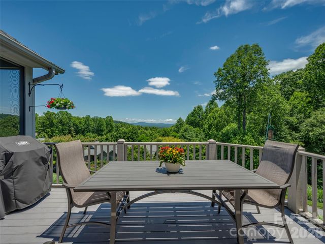2 Meadow Ridge Lane, Hendersonville, NC 28739