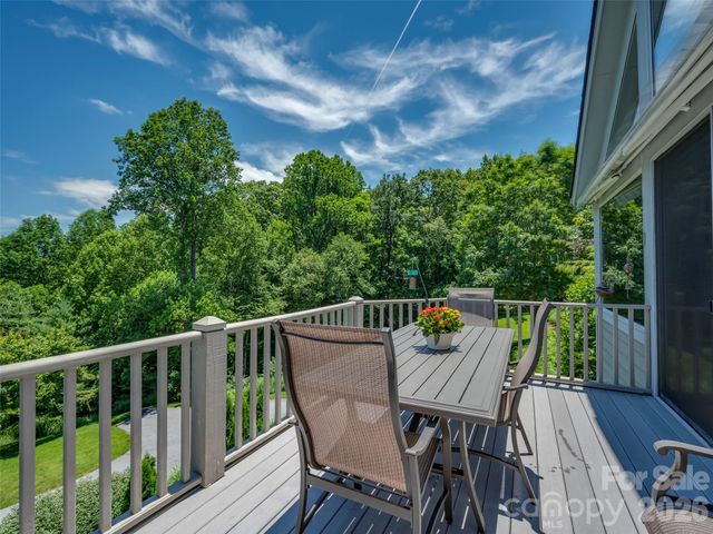2 Meadow Ridge Lane, Hendersonville, NC 28739