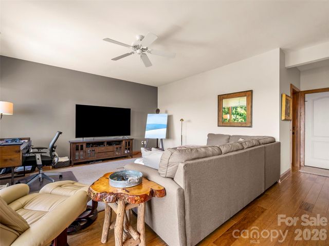 2 Meadow Ridge Lane, Hendersonville, NC 28739