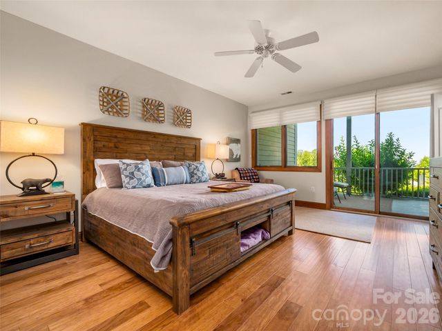 2 Meadow Ridge Lane, Hendersonville, NC 28739