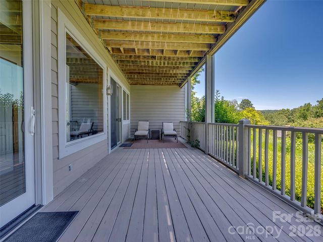 2 Meadow Ridge Lane, Hendersonville, NC 28739