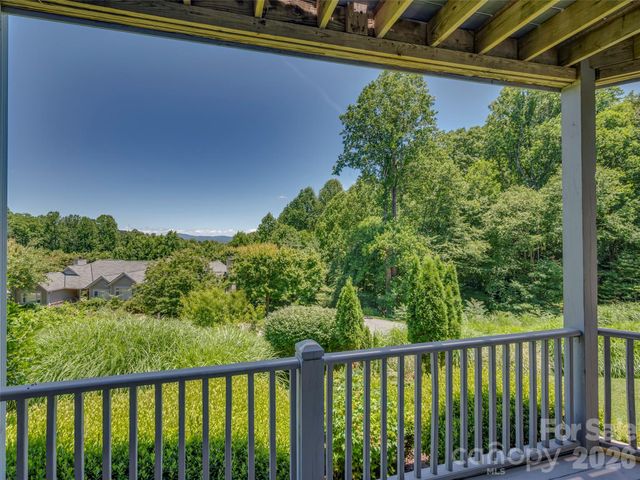 2 Meadow Ridge Lane, Hendersonville, NC 28739
