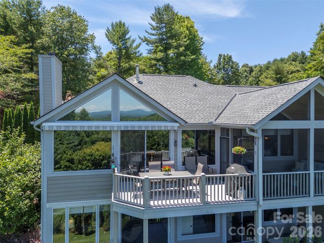 2 Meadow Ridge Lane, Hendersonville, NC 28739