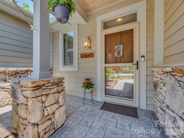 2 Meadow Ridge Lane, Hendersonville, NC 28739