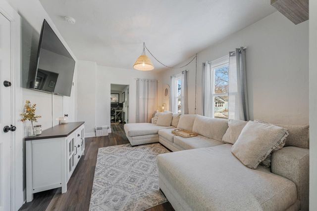 402 W 10TH AVENUE, Oshkosh, WI 54902