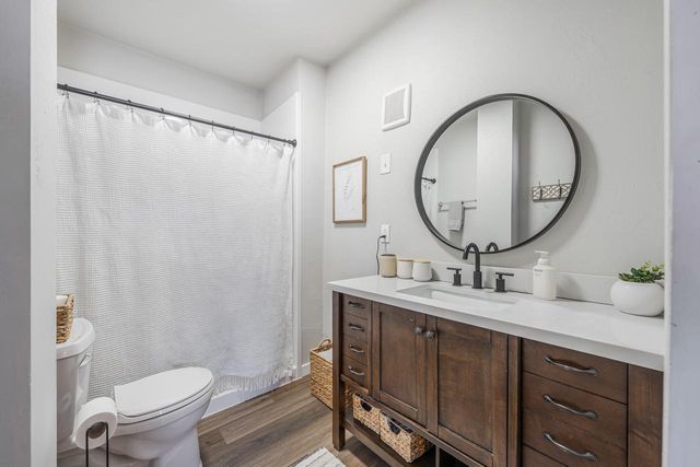 402 W 10TH AVENUE, Oshkosh, WI 54902