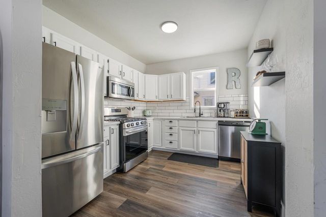 402 W 10TH AVENUE, Oshkosh, WI 54902