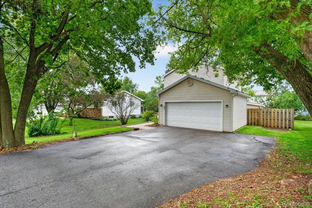 5022 Langdon Drive, Brighton Township, MI 48114