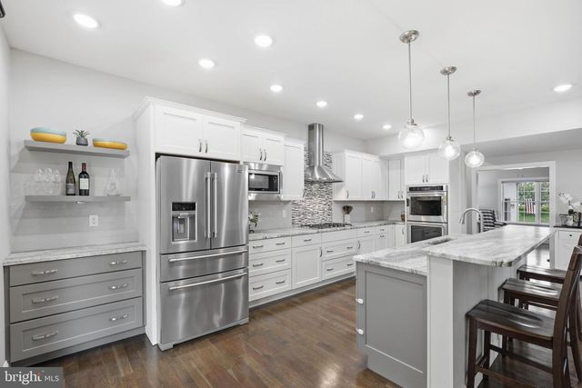 1146 S BRISTOL DR, Lititz, PA 17543