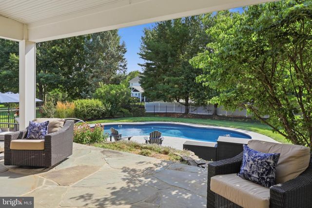1146 S BRISTOL DR, Lititz, PA 17543