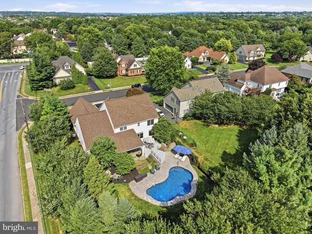 1146 S BRISTOL DR, Lititz, PA 17543